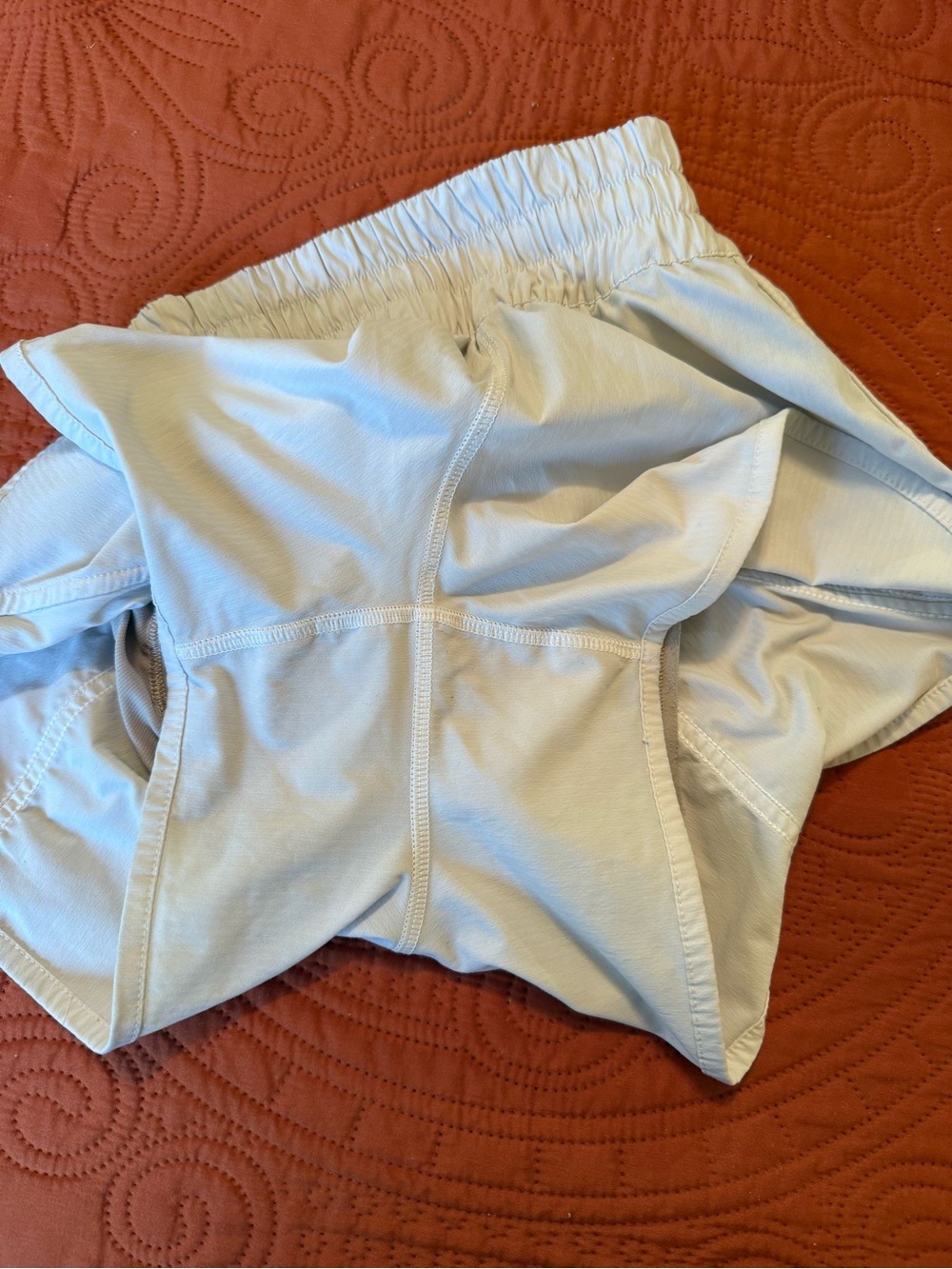 Lululemon Hotty Hot High-Rise Lined Athletic Shorts. White. Size 4 - Picture 7 of 9